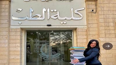 نورهان كشك ترد على انتقادات صورتها أمام كلية الطب