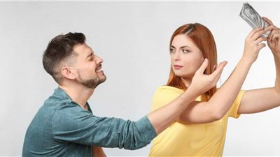 سؤال يشعل جدل فيس بوك «لو زوجتك تعمل هل لك حق في فلوسها؟»