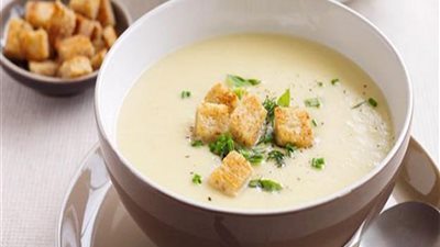 «وفري في الميزانية» طريقة عمل شوربة البطاطس (فيديو)