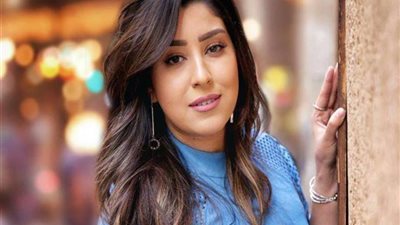 آيتن عامر تتألق بمكياج جذاب في جلسة تصوير بالرياض