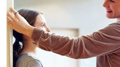 «لست قصيرة» تعرفي على الطول المناسب للمرأة حسب العمر