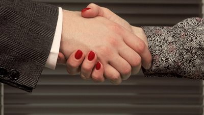 هل السلام باليد على المرأة ينقض الوضوء؟ علي جمعة يجيب