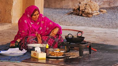 منها «المظبي والعُرسيّة»| إليكِ طرق تحضير أشهر مأكولات المطبخ العماني