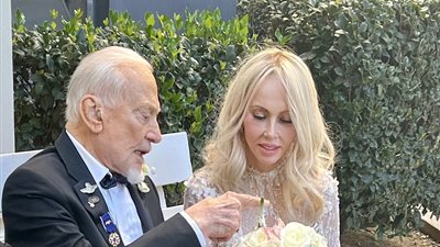 «العروس 63 عاما» أول شخص يمشى على القمر يتزوج للمرة الرابعة