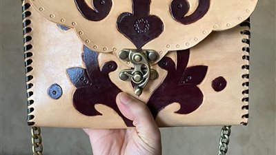 «اثيلة» قصة نجاح سمر مختار في تصميم براند أعمال يدوية بالجلد الطبيعي