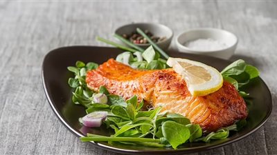 «الأفوكادو والسلمون والسبانخ» 8 أطعمة خارقة لتعزيز خصوبة الرجال والنساء 