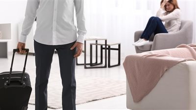 زوجي هجرني في شقة بمفرده فهل يجوز طلب الطلاق؟ علي جمعة يجيب