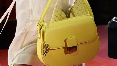 «الكبيرة تكسب» أحدث صيحات الحقائب لربيع وصيف 2023 (صور)