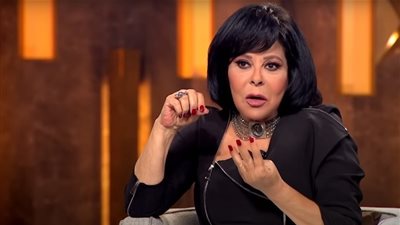 إسعاد يونس ترقص بالعكاز بعد عودتها من الوعكة الصحية