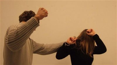 زوج يعتدي على زوجته ويفقدها بصرها