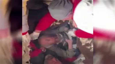 شاهدي| لحظة سقوط الأنقاض على فرق الإنقاذ في زلزال تركيا (فيديو)