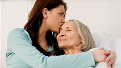 استشاري نفسي يكشف أبرز أعراض «أزمة منتصف العمر» عند المرأة