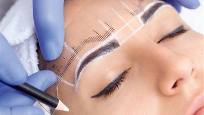 حكم تجميل الحاجبين باستخدام «المايكروبليدنج»؟ المفتي يجيب