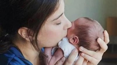 التركية هازال كايا تلد بنتها أثناء مساعدتها لضحايا الزلزال (صور)