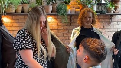 «محظوظة» بريطاني يفاجيء حبيبته بعرض زواج خيالي في عيد الحب