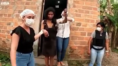 إنقاذ امرأة مقيدة بالسلاسل في غرفة مظلمة منذ 20 عامًا