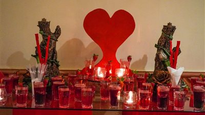 «عيد الحب في شرم الشيخ» مجسمات قلوب حمراء واستعراضات فنية بمشاركة السائحين