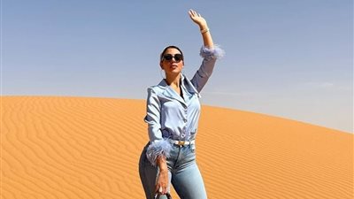 من قلب الصحراء| جورجينا تطل بستايل كاجوال أنيق في السعودية (صور)