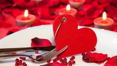 بفستان أحمر أنيق ومكياج لامع| استعدي للاحتفال بعيد الحب