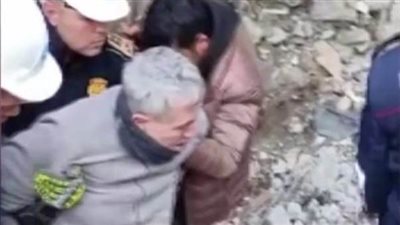 رجل إنقاذ يعطي حذائه لمُسن بعد انتشاله من تحت الأنقاض (صور)