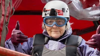 مسنة 85 عامًا تشارك في أسرع انزلاق بالعالم