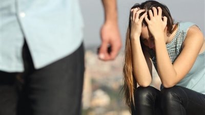 من أرشيف محكمة الأسر| قفشت زوجي مع أمي في الحمام