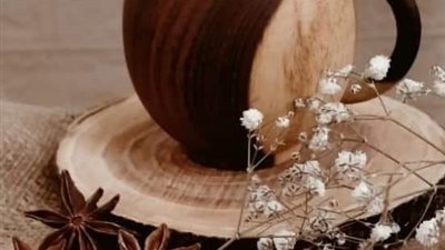 «بعد دراسة الأخشاب» فتاة تبرع في تصميم الخشب الطبيعي 