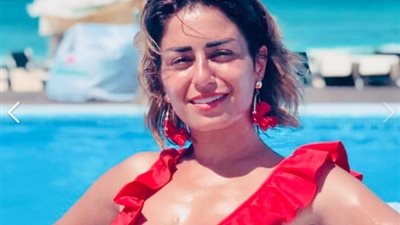 «بعد صورتها بالفستان الأبيض» حقيقة زواج منة فضالي 