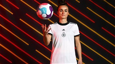 لاعبة كرة تطالب بالمساوة: «أعطونا الحد الأدنى للأجور»