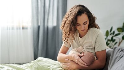 «الاختناق وتسوس الأسنان» 4 مخاطر لإرضاع الطفل أثناء النوم
