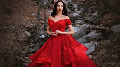 قصة صادمة| ماذا تفعلين لو طلب منك خطيبك ارتداء فستان أحمر في الزفاف؟