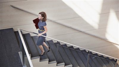 احذري من تفسير حلم نزول السلالم بالمنام في هذه الحالات