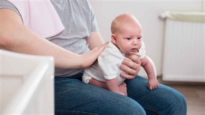 ماذا تفعلين مع طفلك إذا أصيب بـ«الزغطة» المستمرة؟