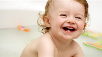 طبيب يقدم للأمهات روشتة حماية أسنان أطفالهن