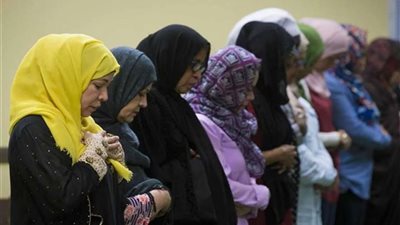 ما حكم جهر المرأة بقراءة القرآن في الصلاة؟ «الإفتاء» تجيب