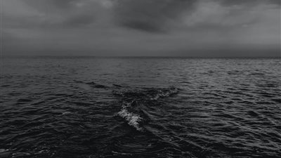 تفسير حلم البحر الأسود في المنام للعزباء والمتزوجة والمطلقة