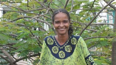 غادة كدودة مهندسة تمكنت من توليد الكهرباء بمناطق السودان النائية