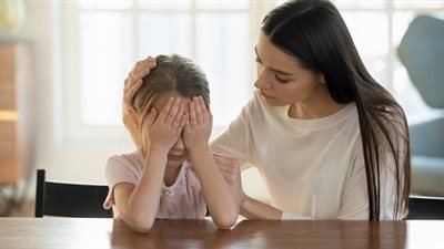 عالم نفس يكشف خطورة قمع دموع الأطفال