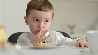 «أبرزها السكر والملح» تجنبي هذه المأكولات لطفلك دون سن الخامسة