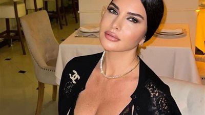 لاميتا فرنجية تفاجئ جمهورها بالحجاب وصدر مكشوف