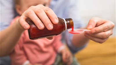 عالم بريطاني يحذر من أدوية السعال السامة والجرعات القاتلة 