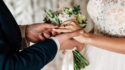 سيدة تقتحم حفل زفاف زوجها بوصلة رقص (فيديو طريف)