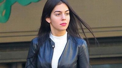 نسقي إطلالة الجاكيت الجلد على طريقة الجميلة جورجينا