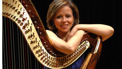 «هي الفنون» تحتفل باليوم العالمي للمرأة ومنال مُحيي الدين تبهر الحاضرين