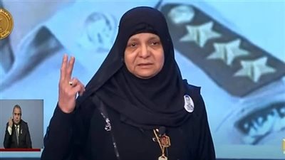 الرئيس السيسي يتأثر بكلمة أم شهيدين في الندوة التثقيفية للقوات المسلحة