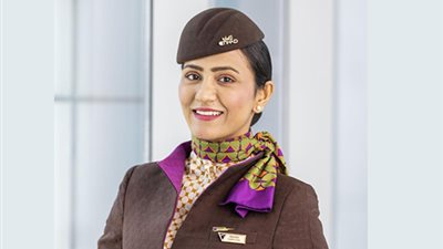 أول مضيفة طيران هندية تخرج من قريتها الريفية وتحلق بأحلامها 