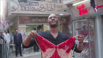 شاب يقفز من الشرفة بعين شمس «حاولوا يلبسوه قميص نوم مثل الأسطورة»