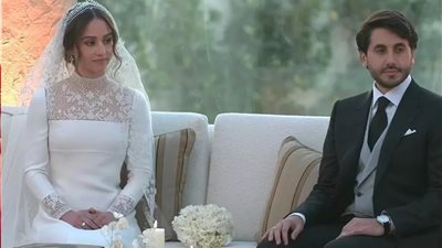 ابنة الملكة رانيا تخطف الأنظار بفستان زفاف من دار أزياء ديور 
