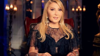 فستان نادية الجندي القصير والمُثير يضعها على قائمة التريند