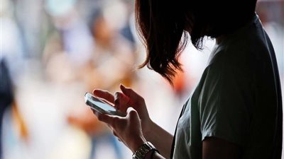 إدمان وانطوائية| «السوشيال ميديا» تصيب الأسرة والمجتمع بآفات خطيرة